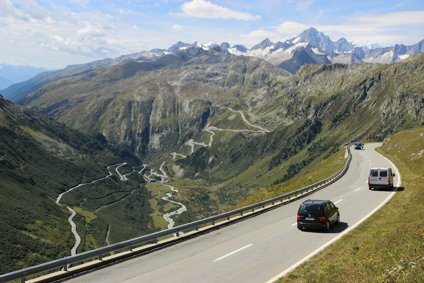 Route alpine en lacets dans les montagnes